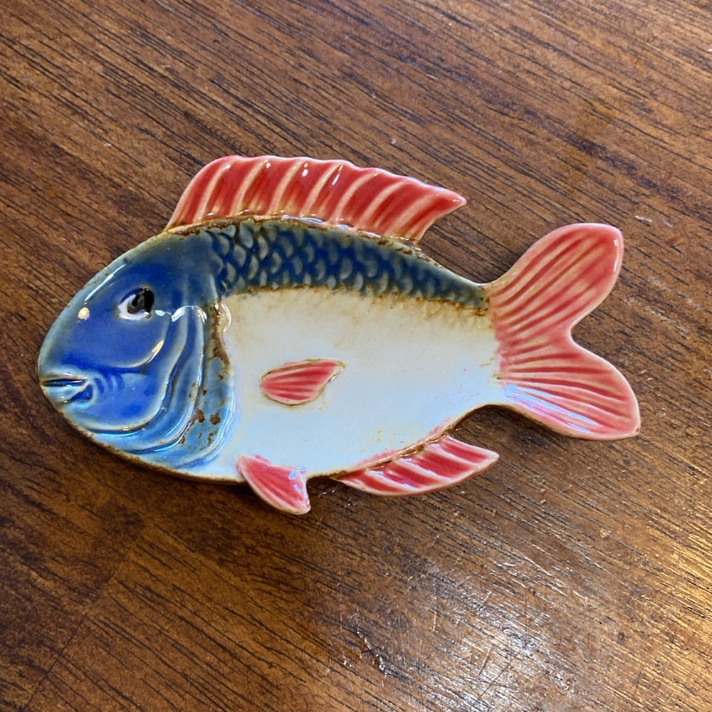 Pier 1 Imports Fish dish with 4 little fish, hand painted. - Picture 4 of 6